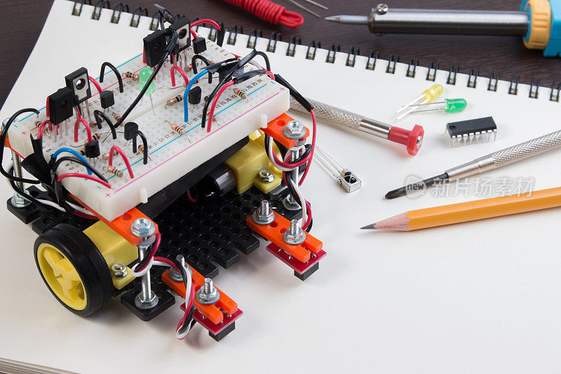 DIY电子套件，直线跟踪机器人竞赛创意。特写镜头。