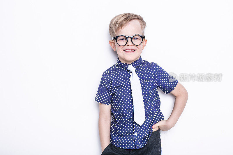 带着领带和眼镜的可爱小孩。学校。学前教育。时尚。