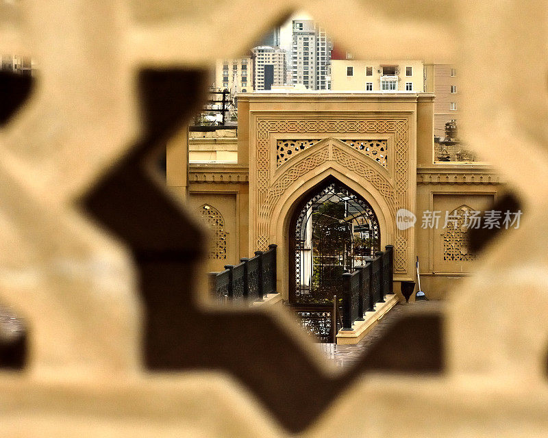 透过墙上的星星可以看到清真寺的地面