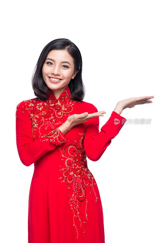微笑的越南女子穿着传统敖戴