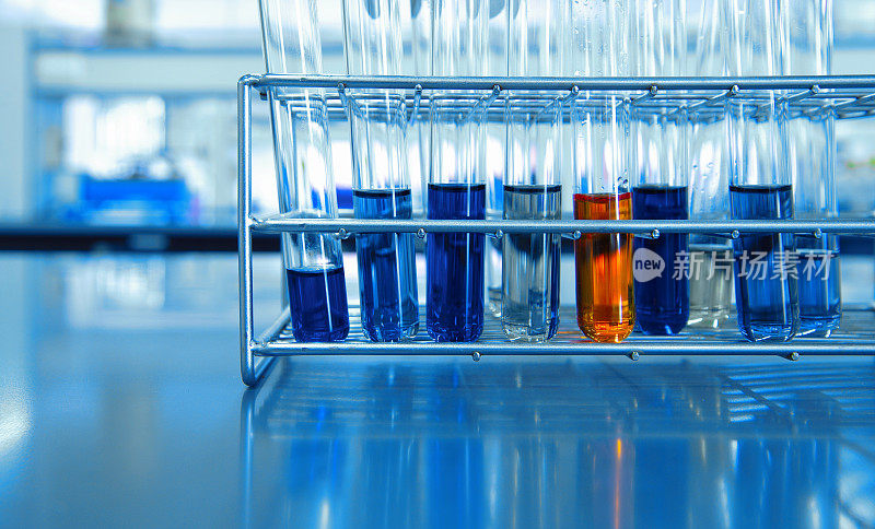 科学实验室试管中的橙色和蓝色化学溶液