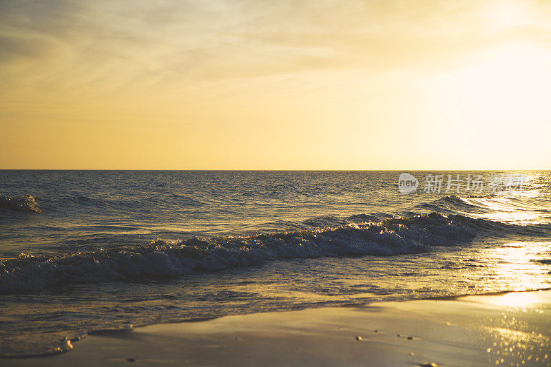 在金色夕阳下的大海