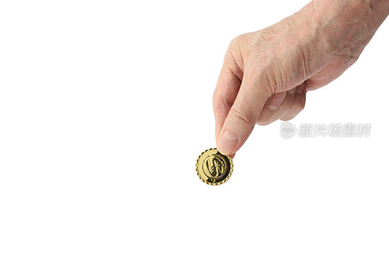 孤立的镜头，男性的手拿着一个金币在一个白色的背景