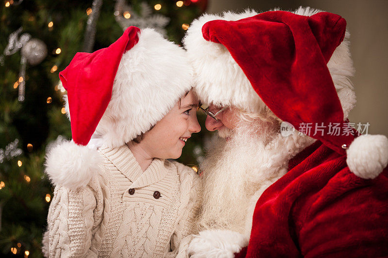 快乐男孩与真正的圣诞老人面对面