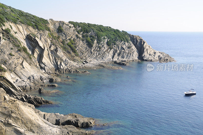 港口的岩石海岸