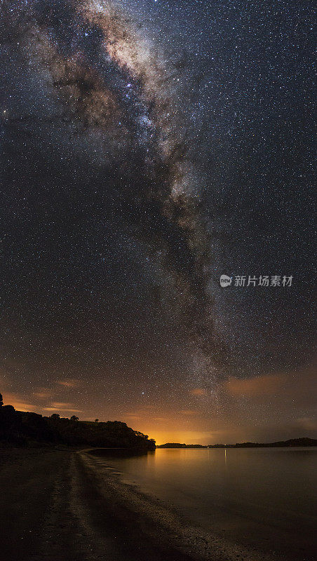 银河在夜晚闪闪发光