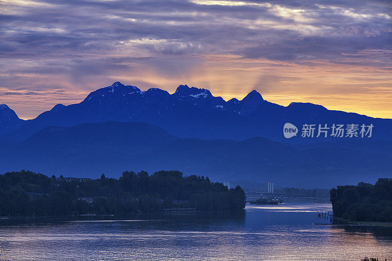 日出在弗雷泽河，BC，加拿大