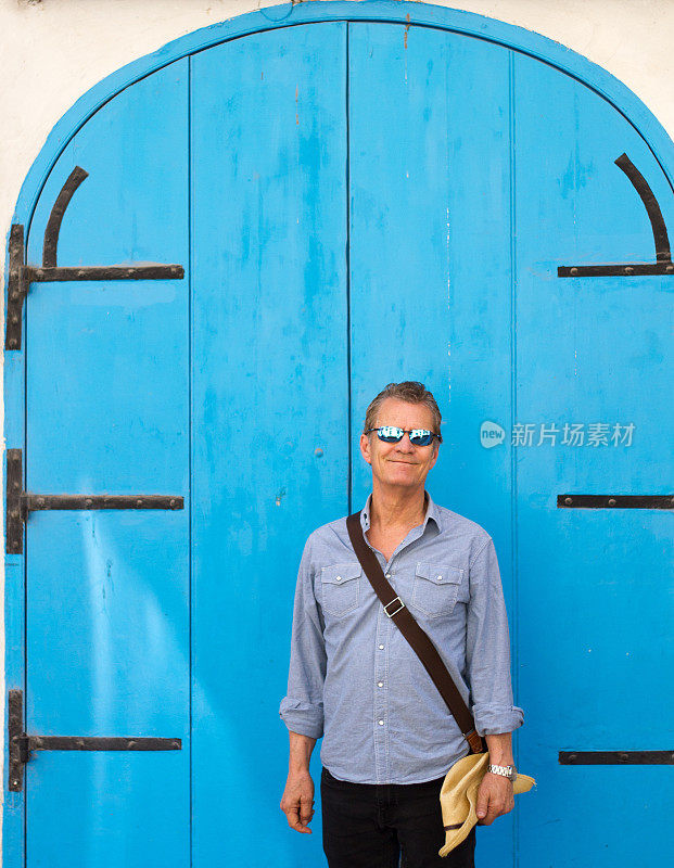 马耳他瓦莱塔:蓝色大门前的男游客