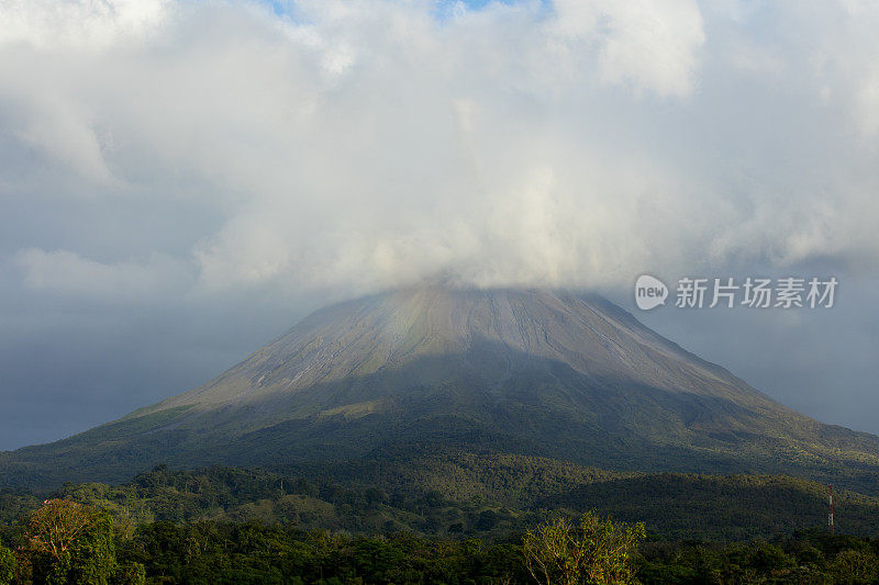 云层覆盖Arenal火山的观点