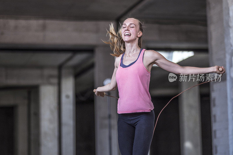 一名年轻女子在贫民窟临时健身中跳绳