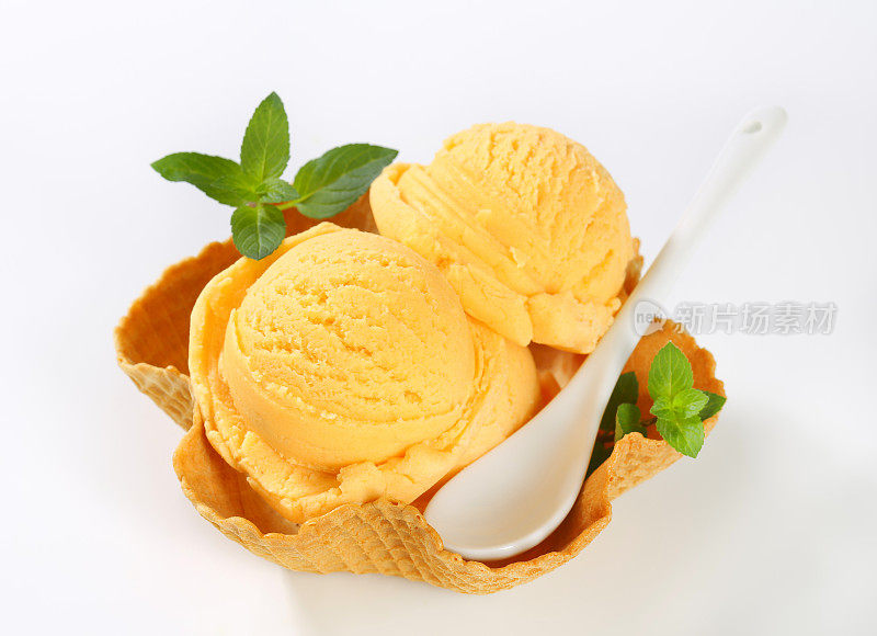 橘子冰淇淋，放在华夫饼篮子里