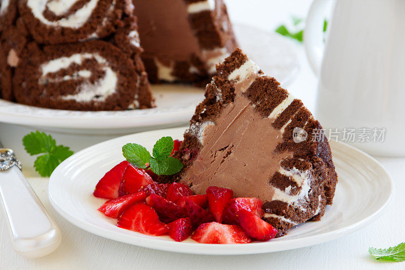 皇家夏洛特蛋糕配草莓巧克力冰淇淋。