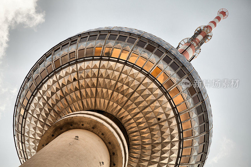 著名的电视塔位于德国柏林亚历山大广场