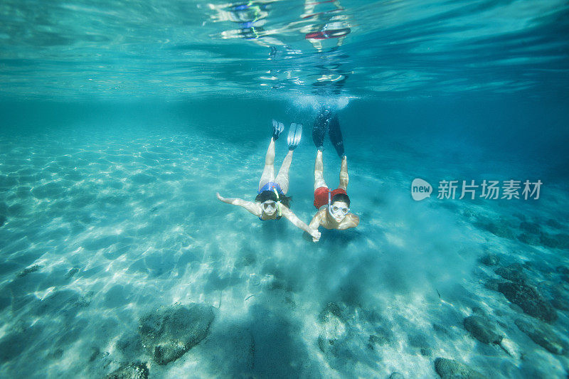 青年男女浮潜水下潜水冒险绿松石海