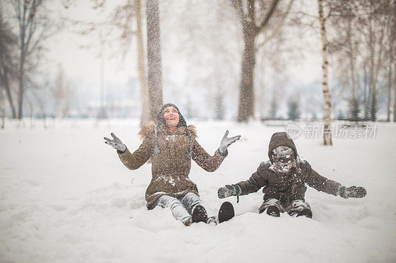 在雪中玩耍