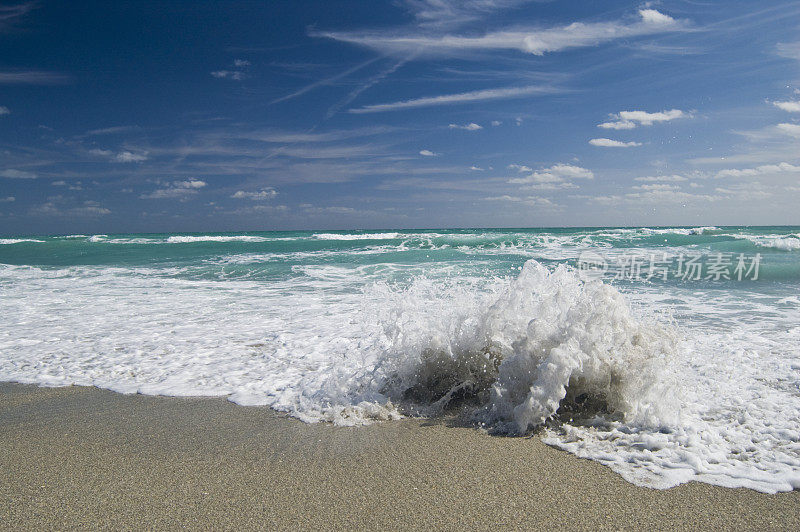 沙滩上的碎浪