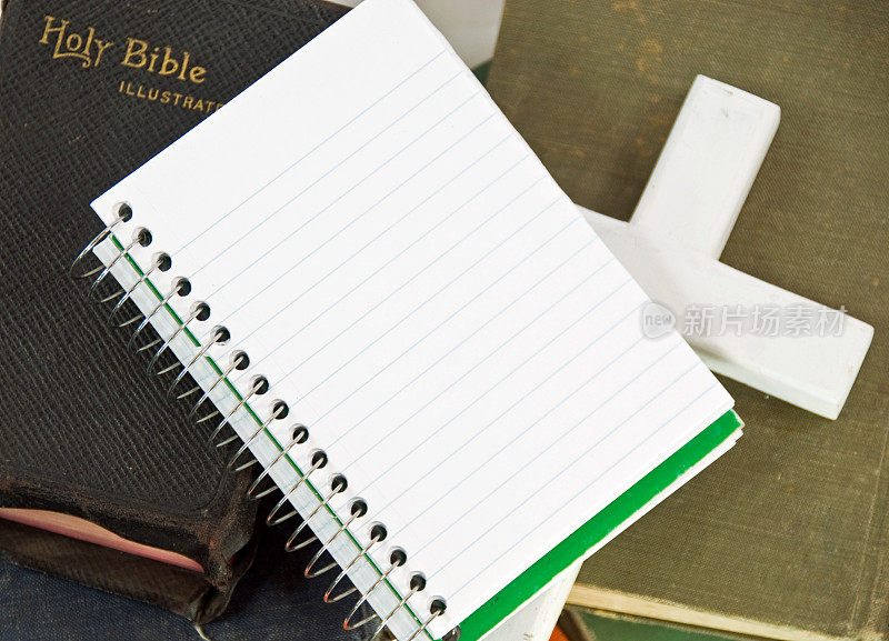 记事本上的书和十字架…宗教研究