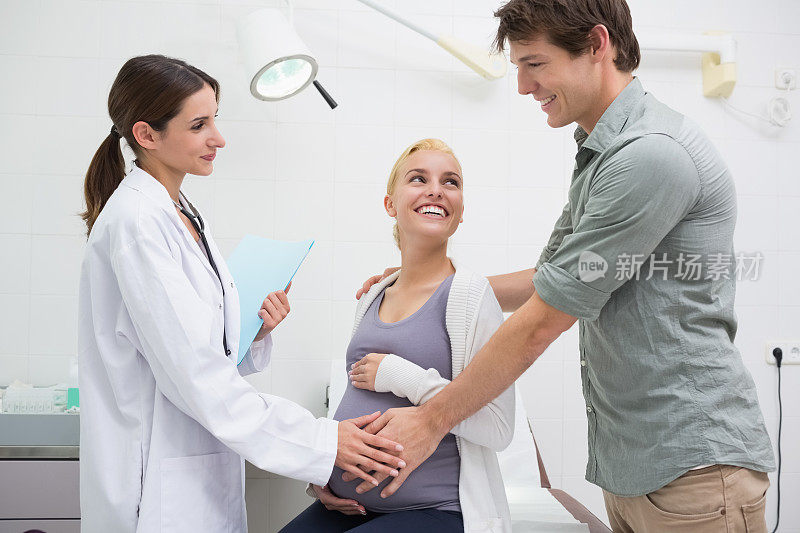 医生触摸孕妇的腹部