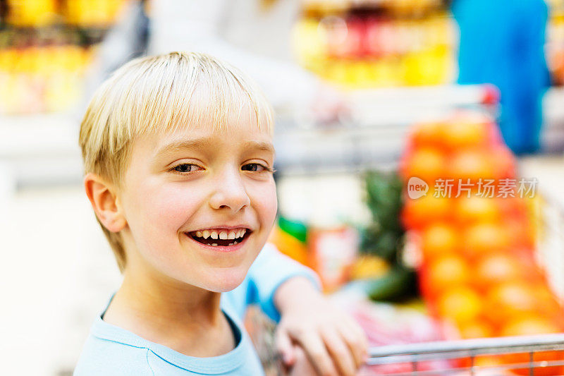 快乐的小女孩在超市:一个初级购物者
