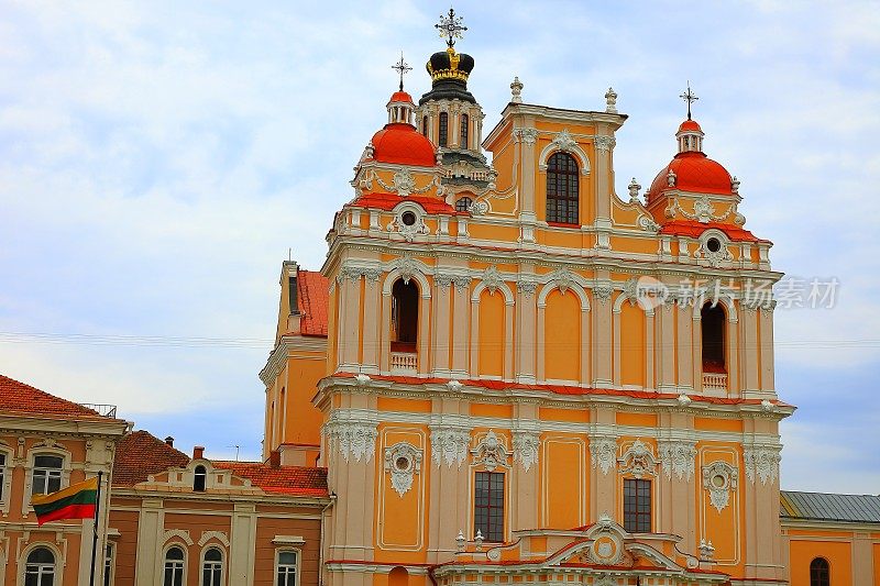 圣卡西米尔巴洛克教堂在维尔纽斯和旗帜，立陶宛，波罗的海