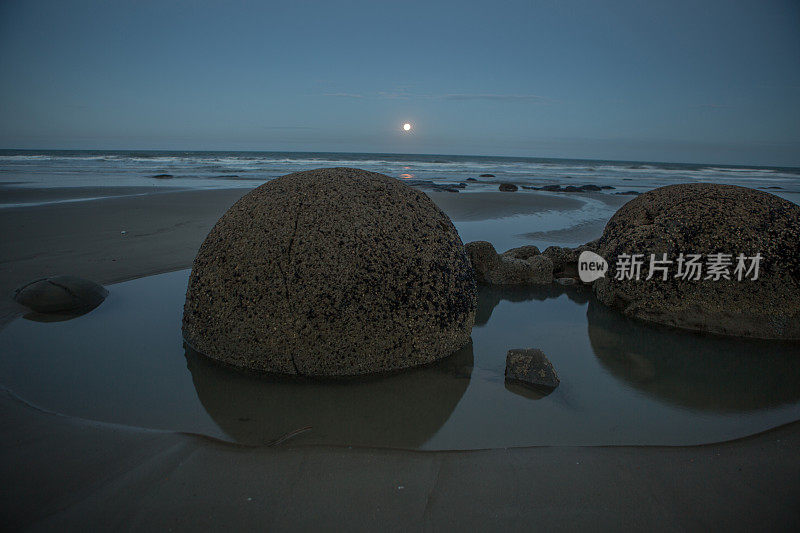 夜晚的莫尔基巨石，月亮。Moeraki、新西兰