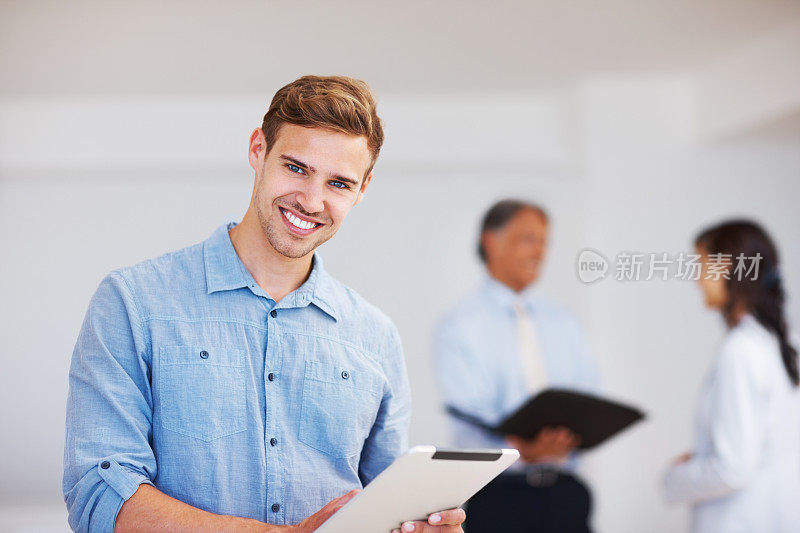 手持电子平板电脑的年轻商人