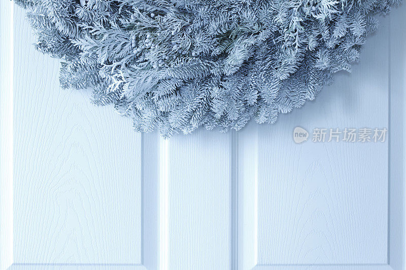 白色门上的圣诞花环