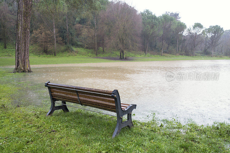 雨天在公园里坐长椅，罗马意大利