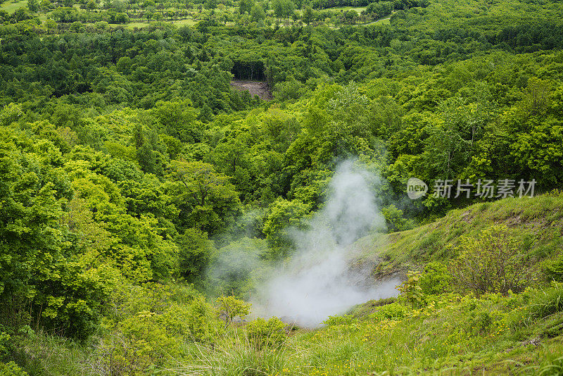日本北海道，正在再生的臼山火山口