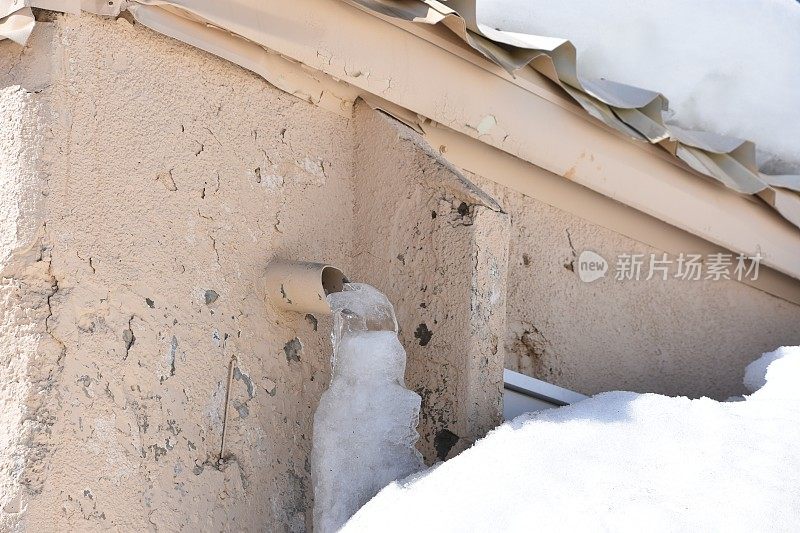 水在雪地里冻住了