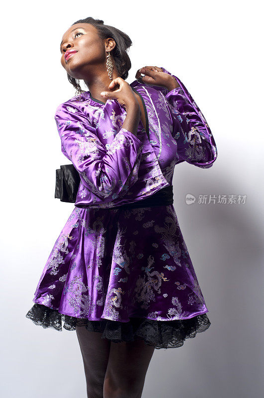 《紫色科莫娜》中的中国黑人女模特