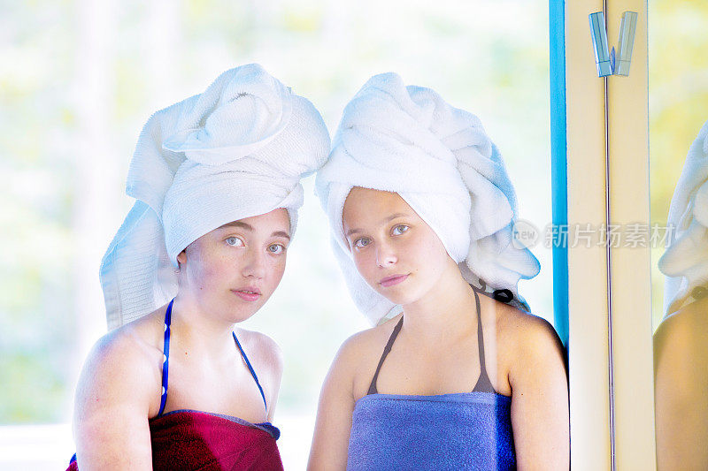 十几岁的女孩在水疗中心用毛巾美发
