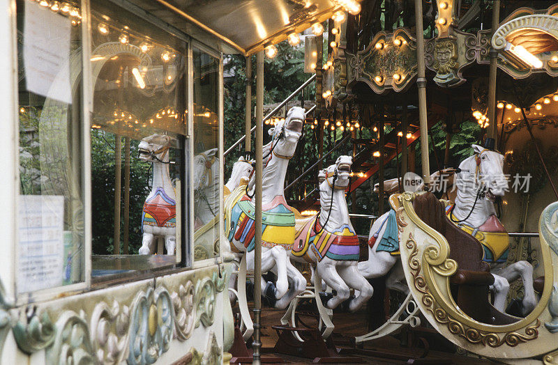 法国巴黎，一个空游乐场上的旋转木马