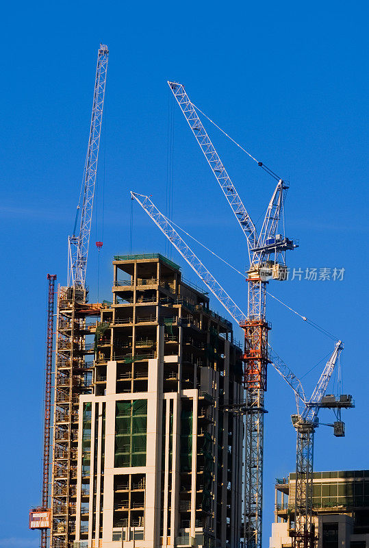 多台建筑起重机在一个新的高层结构