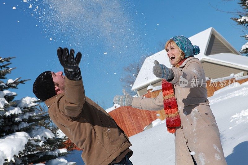 快乐的夫妇在雪中玩耍