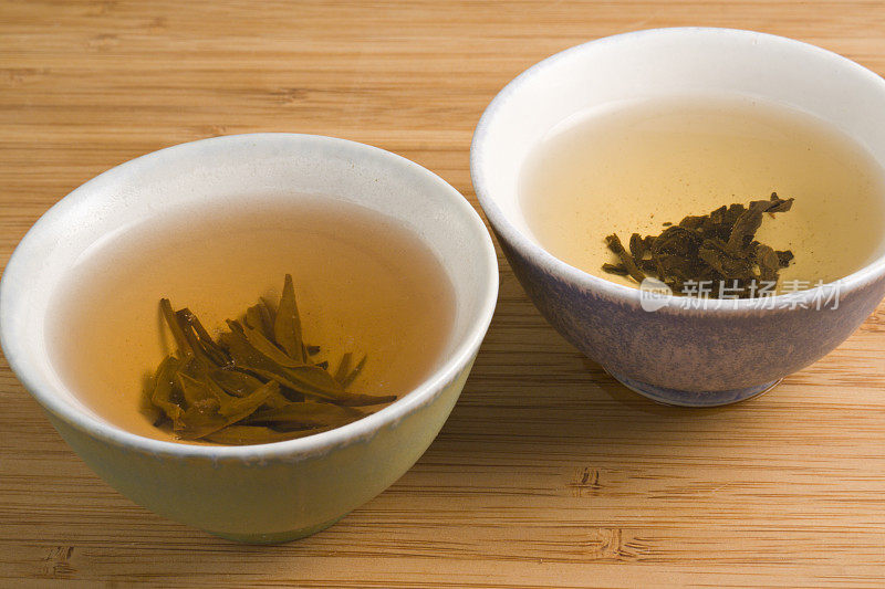 竹桌上红茶和绿茶