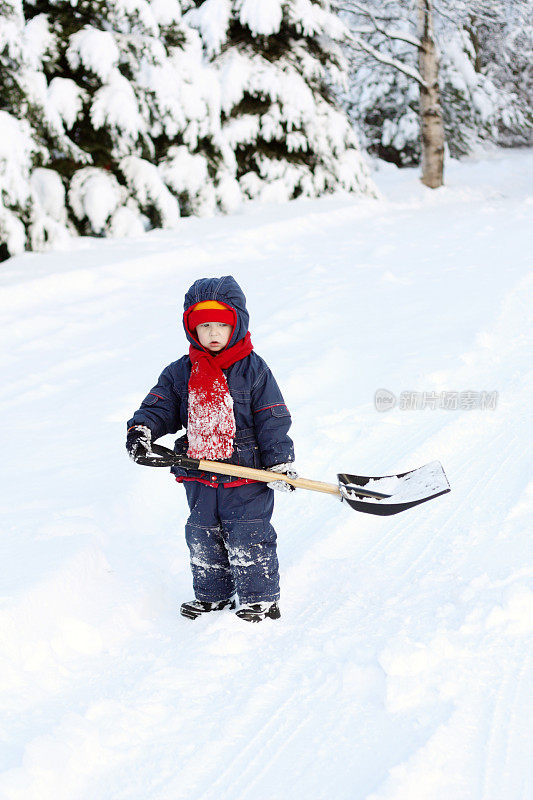 男孩铲雪