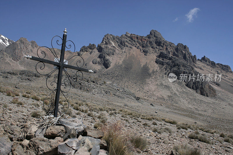 穿过奥里萨巴火山下面