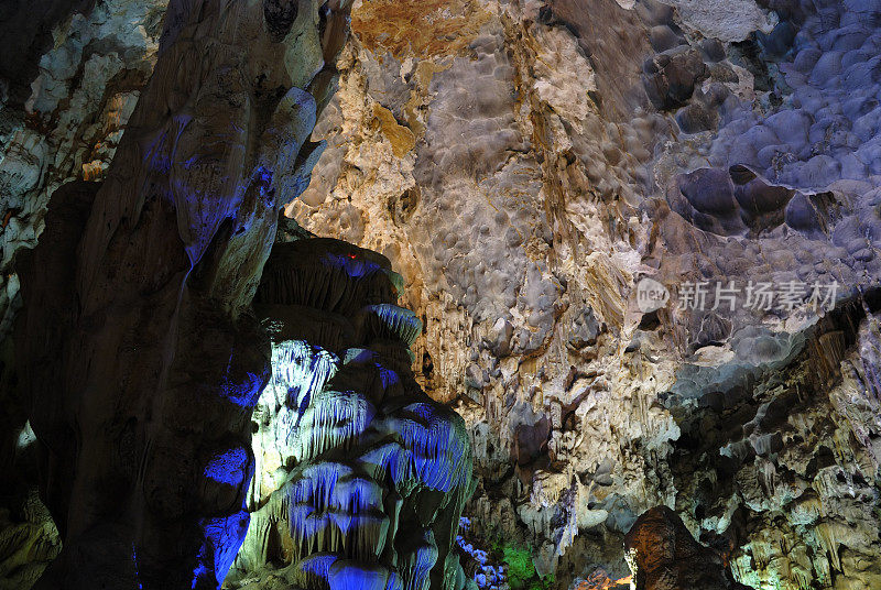 越南下龙湾的照明洞穴