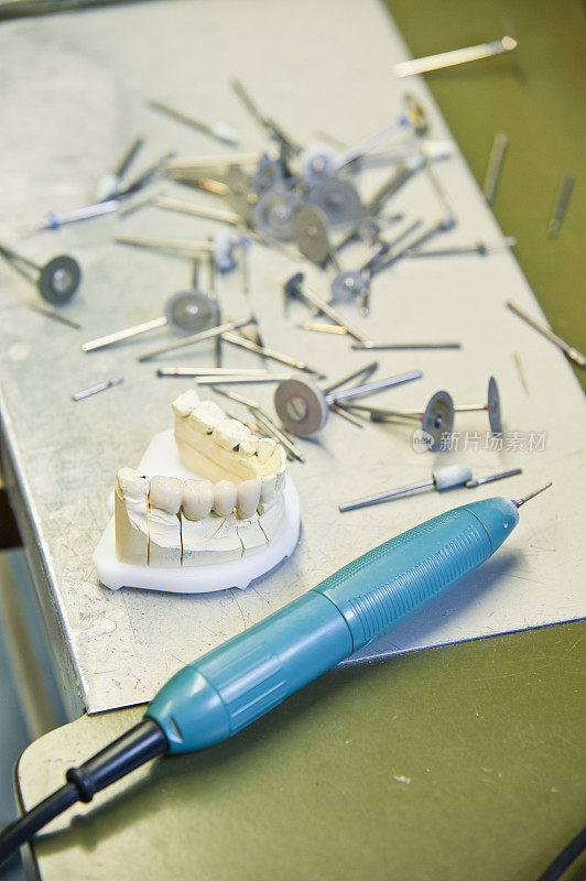 桌上的牙钻和假牙