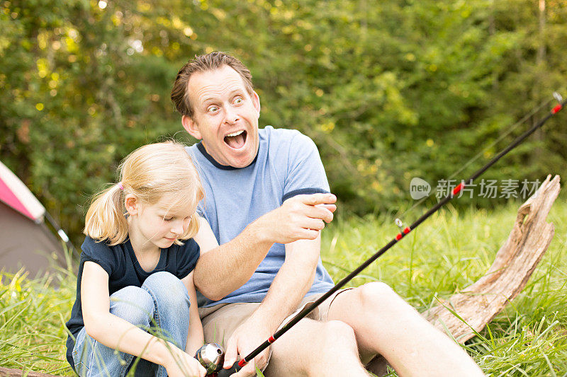爸爸和女儿钓鱼