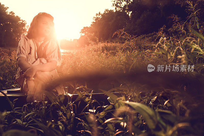 日落时分，美丽的女人在沼泽里做白日梦。