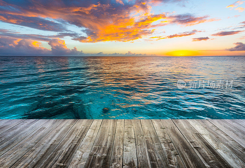 日落时加勒比海的木制甲板