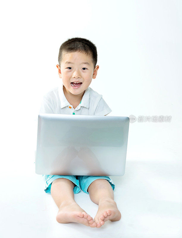 小男孩在玩笔记本电脑