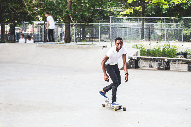 在纽约的滑板公园玩长板