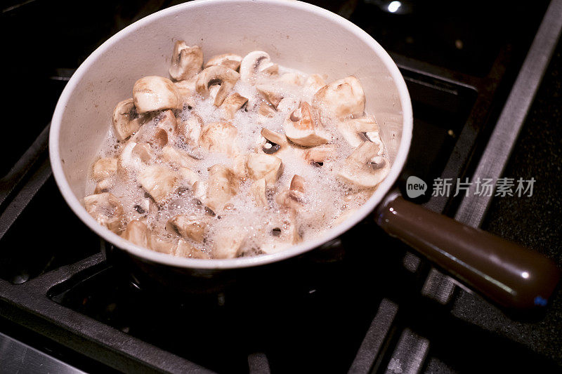 用平底锅煎蘑菇