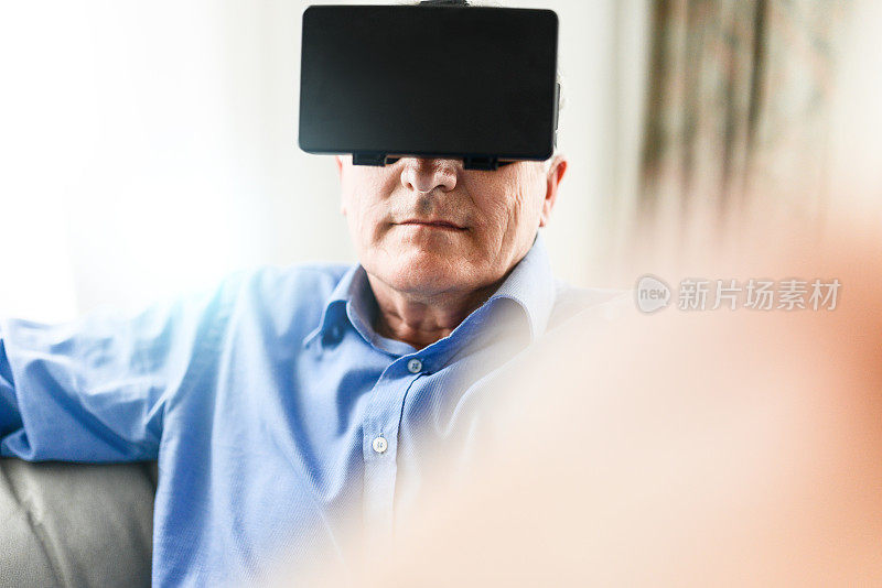 成熟的人用虚拟现实设备模拟器来娱乐自己