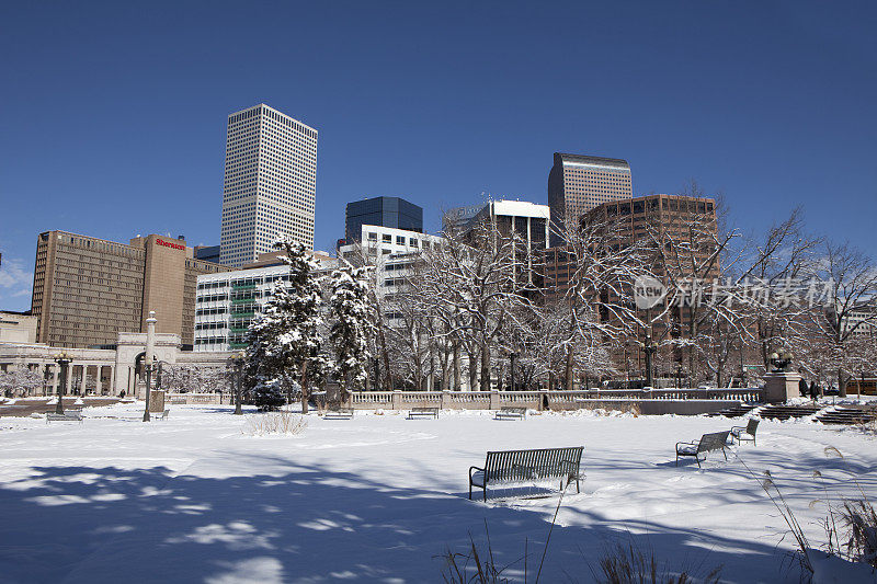 冰雪覆盖的城市中心公园和丹佛市中心的天际线