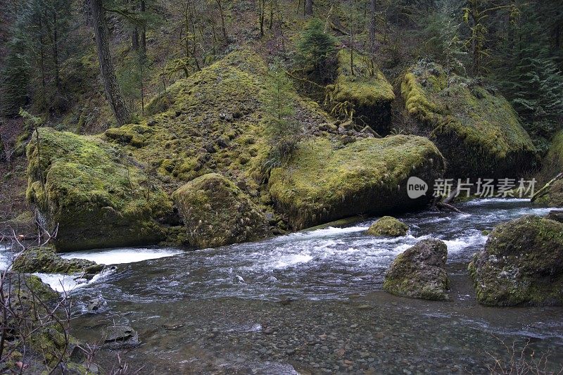 峡谷绿色玄武岩