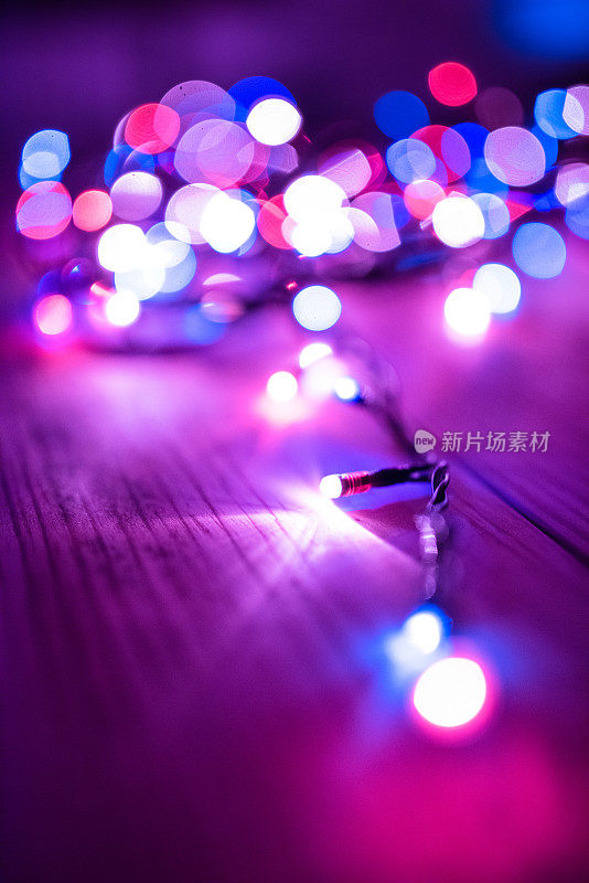 散焦紫色圣诞灯